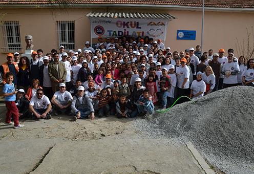 Menderes Tekstil seferber oldu, okullar yenilendi